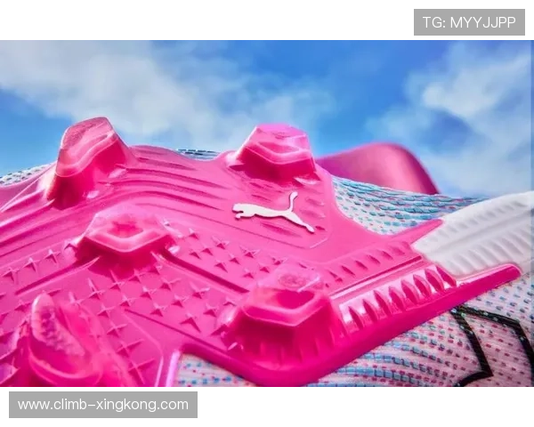 粉色足球鞋亮相赛场球星们如何驾驭这一独特配色风潮